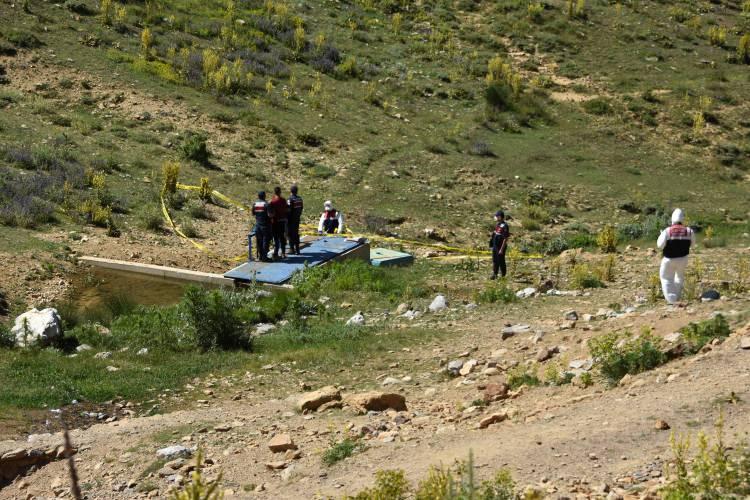 <p>Bunun üzerine şüpheliler, jandarma tarafından geniş güvenlik önlemleri altında, cesedin olduğu yere götürüldü. </p>
