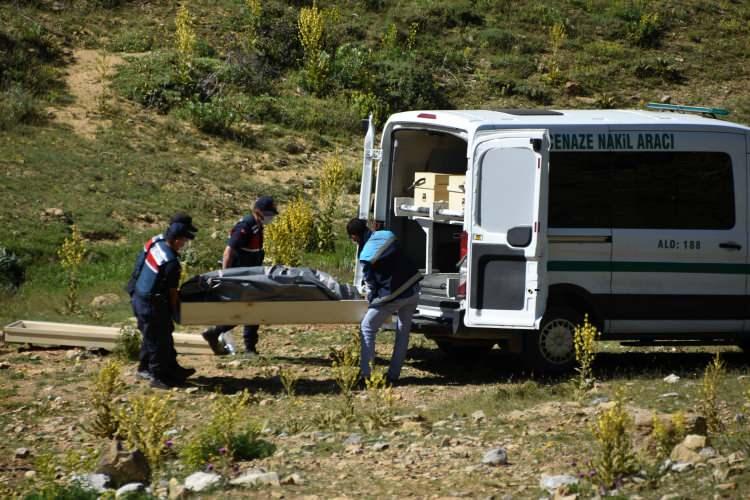 <p>Gencin, cenazesi olay yerinde yapılan incelemenin ardından morga kaldırıldı. Şüphelilerin sorgusu sürüyor.</p>