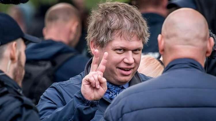 <p>RASMUS PALUDAN KİMDİR?</p>
<p>Daha önce avukat olarak çalışan Paludan, 2017'de Stram Kurs adlı partisini kurarak, ülkedeki Müslümanlara yönelik ırkçı ve İslam karşıtı söylemlerle parlamento seçimlerine katılmıştı. </p>