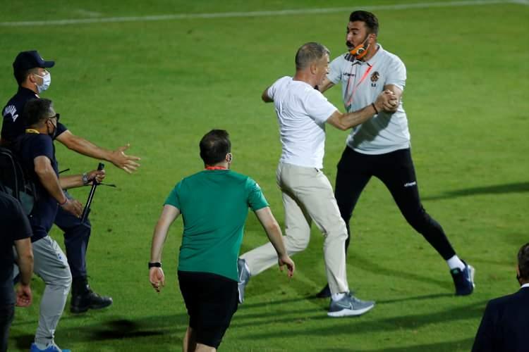 <p>Trabzonspor yöneticileri, Alanyaspor yöneticileri ile birlikte maçın hakemlerine tepki gösterdi. Trabzonspor Başkanı Ahmet Ağaoğlu ile Alanyaspor Başkanı Hasan Çavuşoğlu karşı karşıya gelirken, iki isim karşılıklı birbirlerine sert sözler kullandı.</p>
