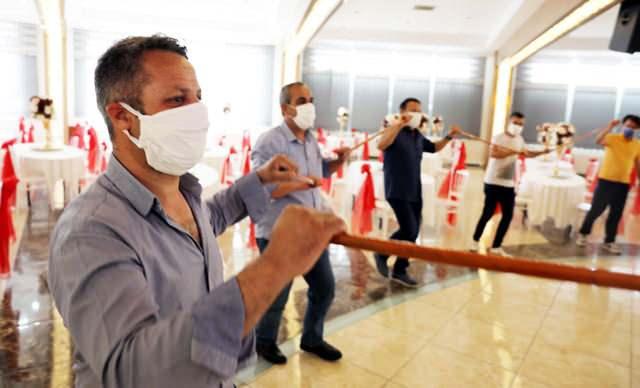 <p>7. Düğün yapılacak mekânlara maske takılarak girilecek, işletme sahiplerince girişlerde yeterli miktarda maske bulundurulacak. Maskesiz misafirlere girişte maske dağıtılacak. Ayrıca maskelerin düğün sürecinde de takılması (gelin, damat, nikâh memuru ve şahitler dâhil olmak üzere) sağlanacak.</p>
<p> </p>