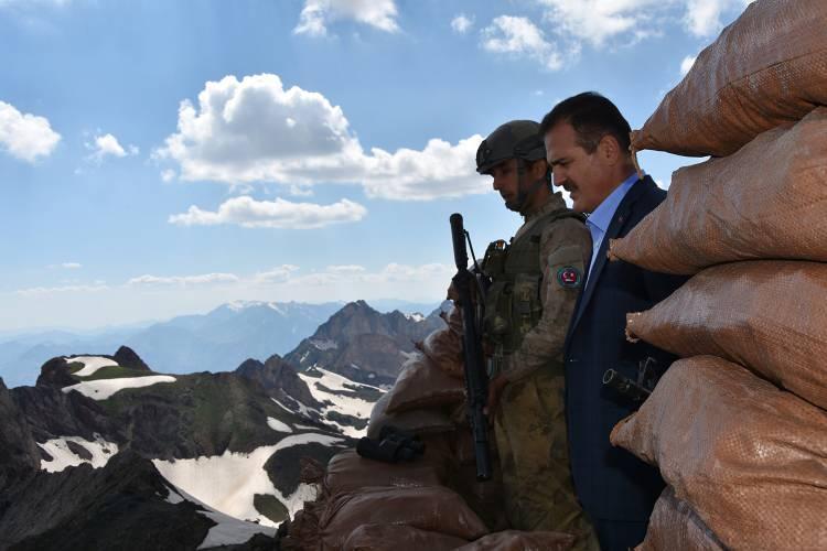 <p> İnşallah bu yapılan yollar ve güvenlik duvarlarıyla hem Hakkarimizin, Yüksekovamızın hem de Türkiye'nin güvenliği anlamında önemli ve olumlu bir iş yapılmış olacak. </p>