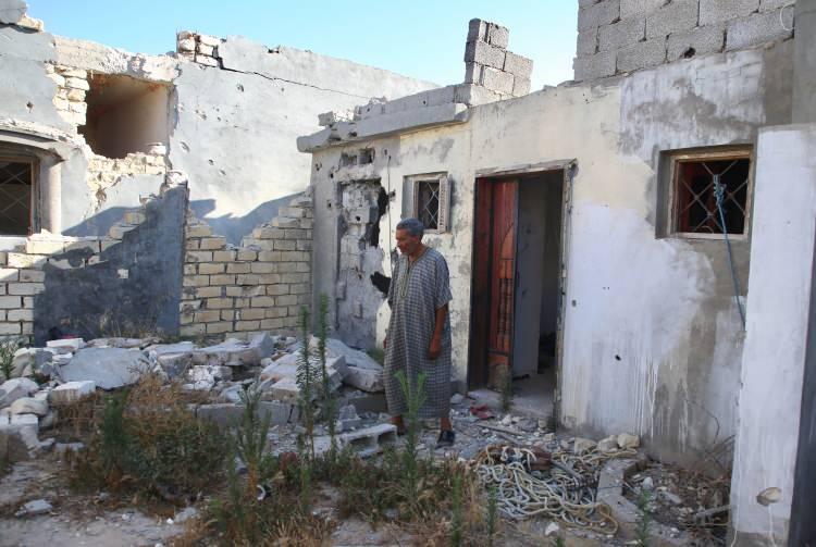 <p>Şera, "Tarih 4 Nisan 2019'da, tank ve uçaklar burayı vurmaya başladı ve ortalık bir anda savaş yeri oldu. Arabama bindim ve kaçtım. Eşyalarımdan bir şeyi götüremedim. Her şeyim evde kaldı. Şimdi mahalleme dört gün önce yeni geliyorum. Araba lastiği dükkanım vardı. Şansıma burada bir şey çalınmamış. Dükkanımdan bir şey eksik değil. Ama evim soyulmuş. Dışarıda bir müştemilat vardı oraya füze düşmüş. Elbiselerimi bile çalmışlar. Sen savaşmaya mı çalmaya mı geldin? Elbiseleri ne yapacaksın, savaşmayı mı geldin, hırsızlığa mı? Evimin içi boşaltılmış." dedi.</p>
<p> </p>