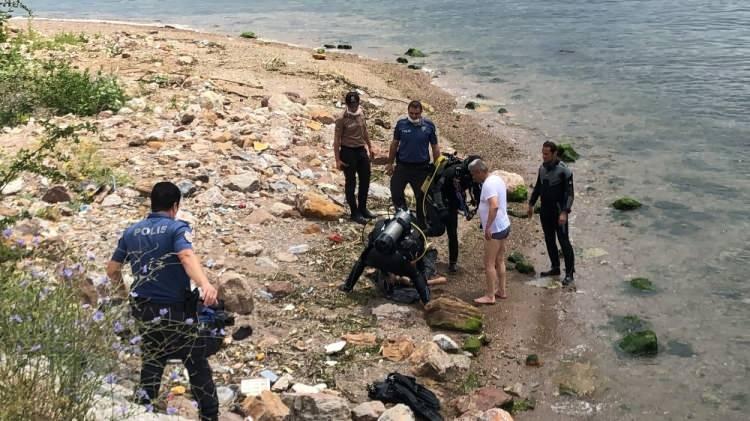 <p>İhbar üzerine olay yerine gelen polis ekibinde yer alan bir komiser yardımcısı, denize girerek su yüzeyinde hareketsiz halde duran Muhammet Kırca'yı karaya çıkardı.</p>
