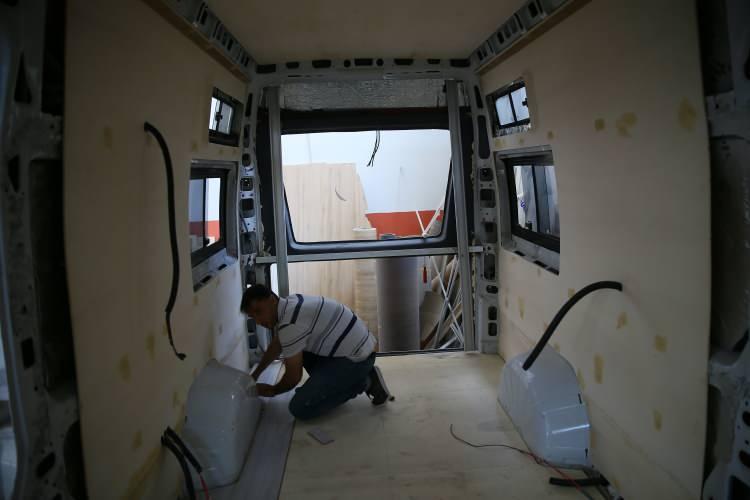 <p>Urundaş, maliyetin dizayna göre değiştiğini belirterek, "Eğer ithal malzeme üzerinden imalat yapılacaksa fiyatlar yaklaşık 90 bin liradan başlar ama güneş enerjisi, duvar sistemi, ortam ısıtması dahil olan bir aracı düşünürsek, panelvandan karavana dönüşüm, 100-110 bin lirada biter." şeklinde konuştu. </p>
<p> </p>