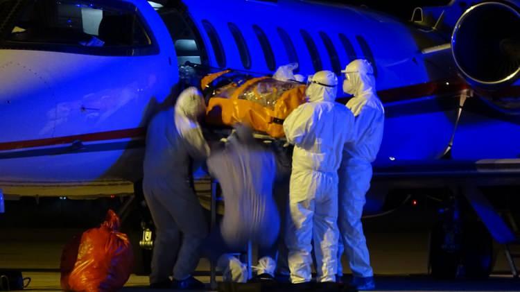 <p>Rusya'da korona virüse yakalanan 2 Türk hasta, Türkiye Sağlık Bakanlığınca gönderilen ambulans uçakla Bursa'ya getirildi.</p>
