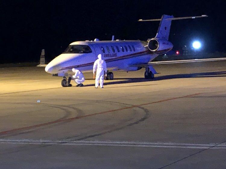 <p>Saat 21.45 itibariyle Yenişehir Havalimanına inen uçakta bulunan 2 hasta, havalimanına indikten sonra ambulansa alınarak tedavi edilecekleri Bursa Şehir Hastanesi’ne gitmek üzere harekete geçti.</p>
