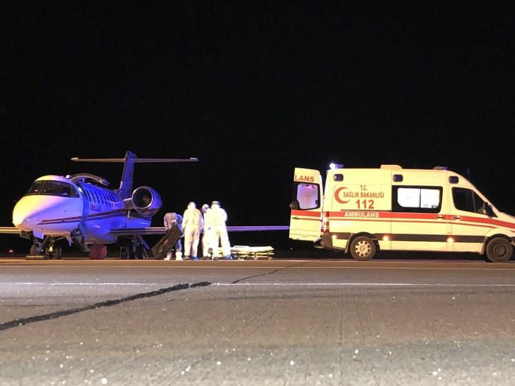 <p>Ayrıca korona virüs hastası 2 hastanın eşyaları ve getirildikleri ambulans uçak dezenfekte edildi.</p>