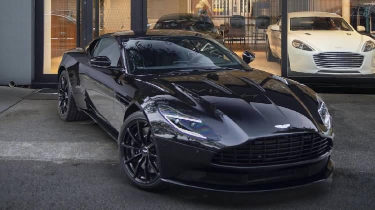 <p><span style="color:#FF8C00"><strong>Nevzat Kaya/Aston Martin<br />
“Hem satışta hem serviste hareket var”</strong></span></p>

<p>Aston Martin Türkiye distribütörü D&D Motorlu Araçlar Yönetim Kurulu Başkanı Nevzat Kaya, mayıs ayı ortasından itibaren hem satış hem de servis alanında ciddi bir hareketlenme başladığını vurgulayarak, şunları söyledi: “Ötelenen satın alma talepleri, normalleşme adımları ile bir anda yoğunlaştı. Uçak yolcuğundan çekinen bazı müşterilerimiz konforlu ve güvenli bir şekilde uzun yol yapabilecekleri SUV segmentinde araçlara yöneldiler. Bireysel kullanıma yönelik spor otomobillerde de normalleşme sonrası hareketlenme var. Hem satışta hem serviste hareket var. Ancak fabrikalar yeni açıldığı için araç bulunurluğu konusunda sıkıntılar buluyor. ”</p>
