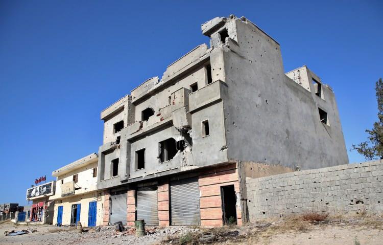 <p>Evinin bahçe duvarında büyük delikler açıldığını, elektrik ve suyun kendisi için en büyük sıkıntı olduğunu dile getiren Nur, çevredeki komşularının evlerinin daha çok yıkıldığını, yandığını, bunun da kendisini üzdüğünü söyledi.</p>
<p> </p>