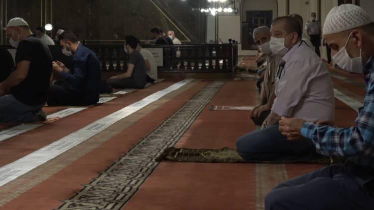 <p>Bursa'nın simgeleşen tarihi camilerinden Ulu Camii'de de 100 gün sonra cemaat ile ilk sabah namazı kılındı.</p>
