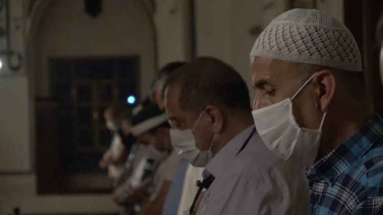 <p>Bursa’da sabahın ilk ışıklarıyla birlikte vatandaşlar sosyal mesafe ve hijyen kurallarına uygun şekilde, girişte dezenfektan kullanarak, 1,5 metre aralıklarla kıbleye yöneldi, maskeyle namaza durdu.</p>
<p> </p>