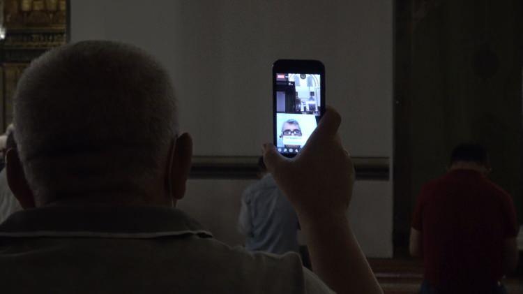 <p>Öte yandan birçok vatandaşın caminin içinde fotoğraf ve video çekmesi dikkat çekti.</p>