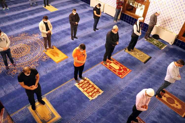 <p>Ankara'da da Hacı Bayram-ı Veli Camii'nde cemaatle ilk sabah namazı kılındı.</p>

<p> </p>
