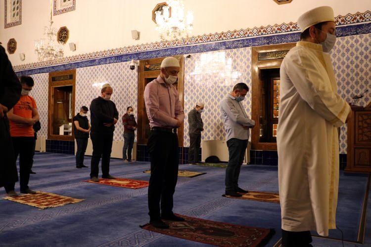 <p>Namaz sonrası camiden çıkanlar, uzun süredir camide ibadet etmeyi özlediklerini ve camilerin açılmasından çok mutlu olduklarını dile getirdi.</p>

<p> </p>
