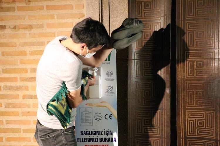 <p><strong>'MÜSLÜMAN TOPLUMU OLARAK ZORLUKLARA ALIŞKINIZ'</strong></p>
<p>Eşi ile birlikte namaza gelen İlhan Kesici, tekrardan camilere tam olarak kavuşmanın mutluluğunu yaşadıklarını belirterek, "Rabbim bu günleri gösterdi hamdolsun. Devletimizden, Sağlık Bakanlığımızdan, Diyanet İşleri Başkanlığımızdan Allah razı olsun. Alınan tedbirler çok güzel takip ediliyor. Herkese ayrı ayrı teşekkür ediyoruz. </p>