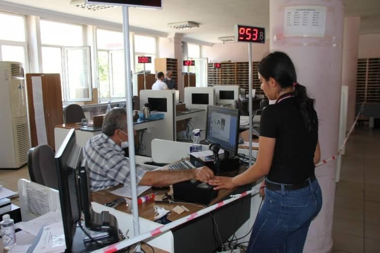 <p>YKS’ye girmek için nüfus cüzdanlarını değiştirmeyi son ana bırakan öğrenciler ve velileri ise, okul ile Nüfus ve Vatandaşlık Müdürlüğü arasında mekik dokudu.<br />
 </p>
