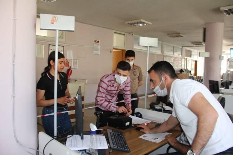 <p>Yüksek Öğretim Kurumları Sınavına (YKS) girecek öğrenciler kimliklerini daha önceden yenilemediği için kimlik yenileme telaşına düştü. Kimliklerini yenilemeyen öğrenciler sınav önceki okuldan Nüfus ve Vatandaşlık Müdürlüğüne koştu. Öğrencilerden bazıları beraberinde fotoğraf getirmedikleri için kimlik çıkartamazken, kimileri ise geç kaldıkları için koşuşturmaları boşa çıktı.<br />
 </p>
