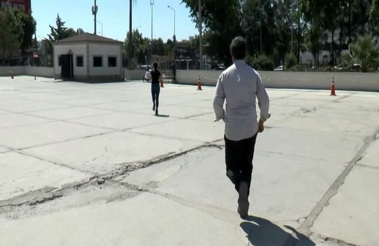 <p>Adıyaman il merkezinde 12 öğrenci sınava dakikalar kala kimlik belgesi alarak sınava yetişirken, 8 kişinin ise fotoğrafı olmaması ve geç gelmesi nedeniyle kimlik belgesi çıkartamadı.</p>