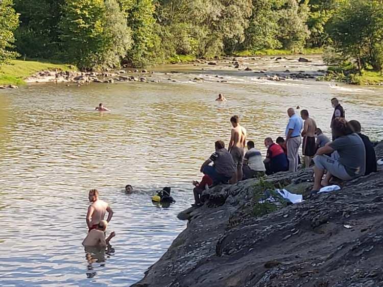 <p>Ekiplerin, yaklaşık 2 saatlik arama &ccedil;alışmasının ardından bulunan Top&ccedil;u'nun cansız bedeni sudan &ccedil;ıkarıldı.</p>
