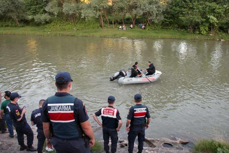 <p>Bu arada, Ayberk Top&ccedil;u'nun babası G&ouml;khan Top&ccedil;u da ekiplerle suya girerek oğlunu arama &ccedil;alışmasına katıldı. Baba Top&ccedil;u'nun daha sonra g&ouml;let kenarında ekiplerin &ccedil;alışmasını izlediği g&ouml;r&uuml;ld&uuml;.</p>
