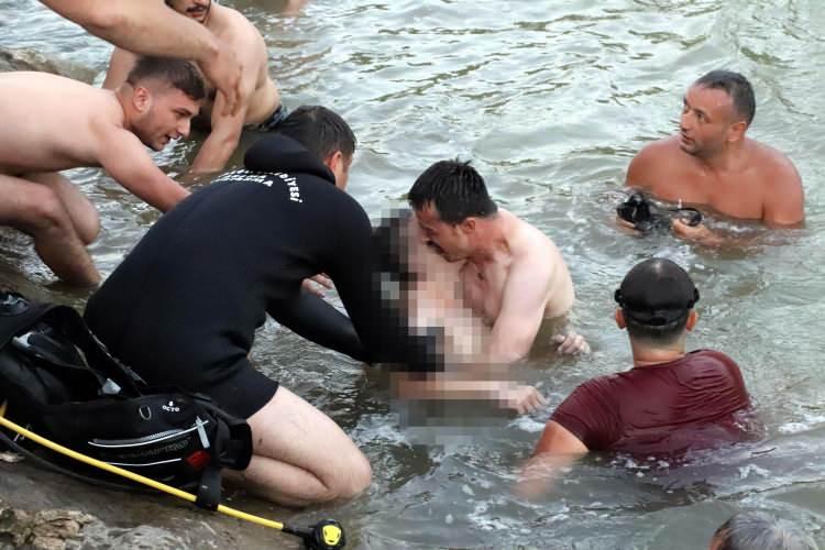 <p><br />
Oğlunun cesedinin sudan &ccedil;ıkarılması sırasında sinir krizi ge&ccedil;iren baba G&ouml;khan Top&ccedil;u'ya sağlık ekipleri m&uuml;dahale etti.</p>
