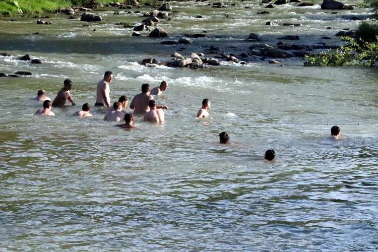 <p>&Ouml;te yandan, oğlunun &ouml;l&uuml;m haberini alan anne &Ccedil;iğdem Top&ccedil;u'yu yakınları sakinleştirmeye &ccedil;alışırken, kalp krizi ge&ccedil;irdiği belirtilen dede Asım Top&ccedil;u'nun da Ereğli Devlet Hastanesine kaldırıldığı bildirildi.</p>
