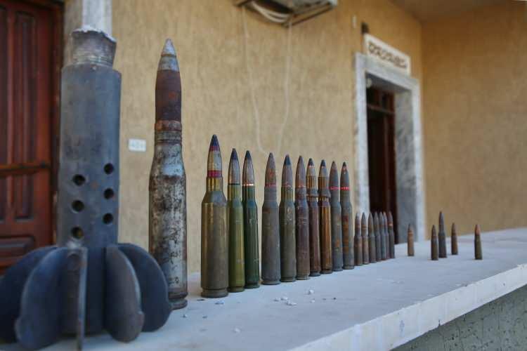 <p>Arap Baharı adı verilen sürecin ardından zaten istikrarsızlıkla boğuşan Libya'da Halife Hafter'in başkente yönelik saldırılarının başlaması ardından 200 bine yakın Libyalı evini terketmek zorunda kaldı. Birleşmiş Milletler'in açıkladığı rakamlara göre, Libya içinde en az 400 bin kişi ülke içinde yerinden edilmiş durumda yaşıyor. Libya makamları, yerinden edilmiş ancak BM'nin kayda almadığı Libyalılarla bu sayının çok daha fazla olduğunu vurguluyor. </p>
<p> </p>