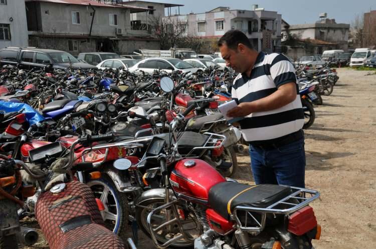 <p>34 dönüm arazi üzerine kurulu otoparkta 2 bin 700 otomobil 2 bine yakın motosiklet yıllarca bekliyor. Araçlar arasında ikinci el piyasa değeri <strong>1 milyon TL</strong>'yi bulan lüks ciplerden,<strong> 400 TL</strong>'lik motosikletlere kadar her türden model ve marka aracı bulmak mümkün.</p>