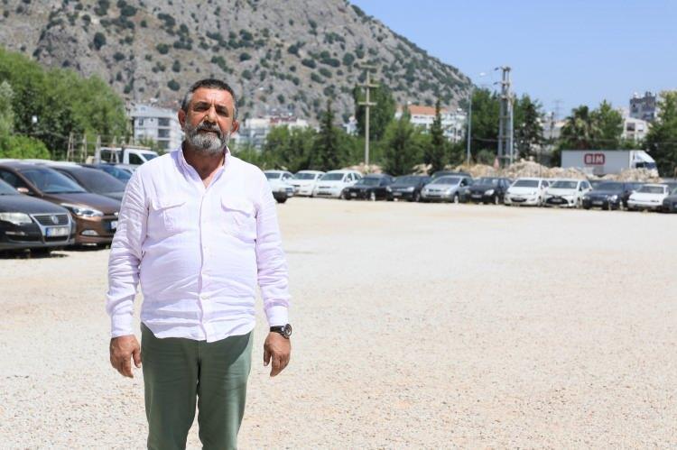 <p><span style="color:#FF8C00"><strong>'HEM BİZE HEM DEVLETE BÜYÜK ZARAR VERİYOR'</strong></span></p>
<p>Benzer durumların otopark işletmecilerine ve devlete büyük zarar verdiğini anlatan Antalya Otoparkçılar ve Oto Yıkamacılar Derneği Başkanı Mustafa Hakan Topcu, kendisinin işlettiği otoparkların dolmak üzere olduğunu söyledi.</p>
<p>İcra İflas Kanunu’ndaki aksaklıklardan dolayı zarar ettiklerini ifade eden Topcu, yakalama haczi koyduran kişinin, aracın 6 ay içinde satışının yapılmasından da sorumlu olması gerektiğini anlattı.</p>