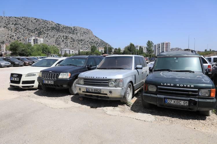<p>Antalya'da, icra yoluyla yediemin depolarına çekilerek yazın güneş, kışın yağmur altında çürümeye terk edilen araçların sayısı her geçen gün artıyor.</p>
