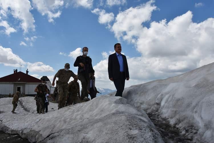 <p>Hakkari'de ülkenin huzur ve güvenliği için elleri tetikte 7 gün 24 saat nöbet tutan güvenlik güçleri, zorlu doğa ve iklim şartlarına rağmen kahramanca mücadele ediyor.</p>
