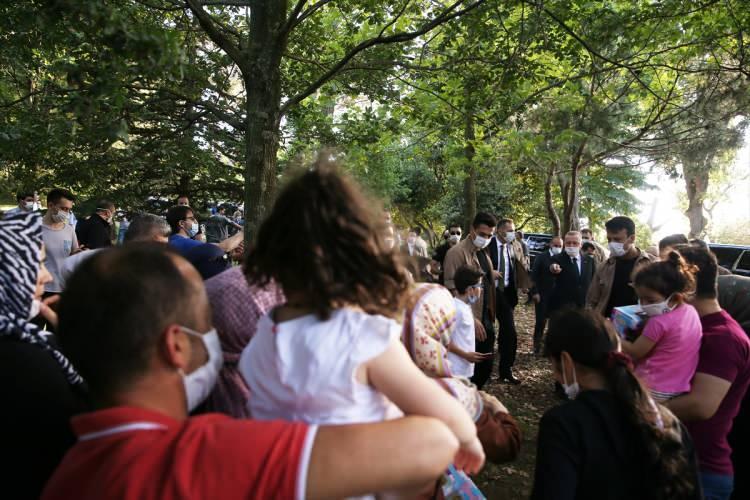 <p>Koruda piknik yapan aileleri de selamlayan ve çocuklara oyuncak hediye eden Erdoğan, daha sonra Kısıklı'daki konutuna geçti.</p>

