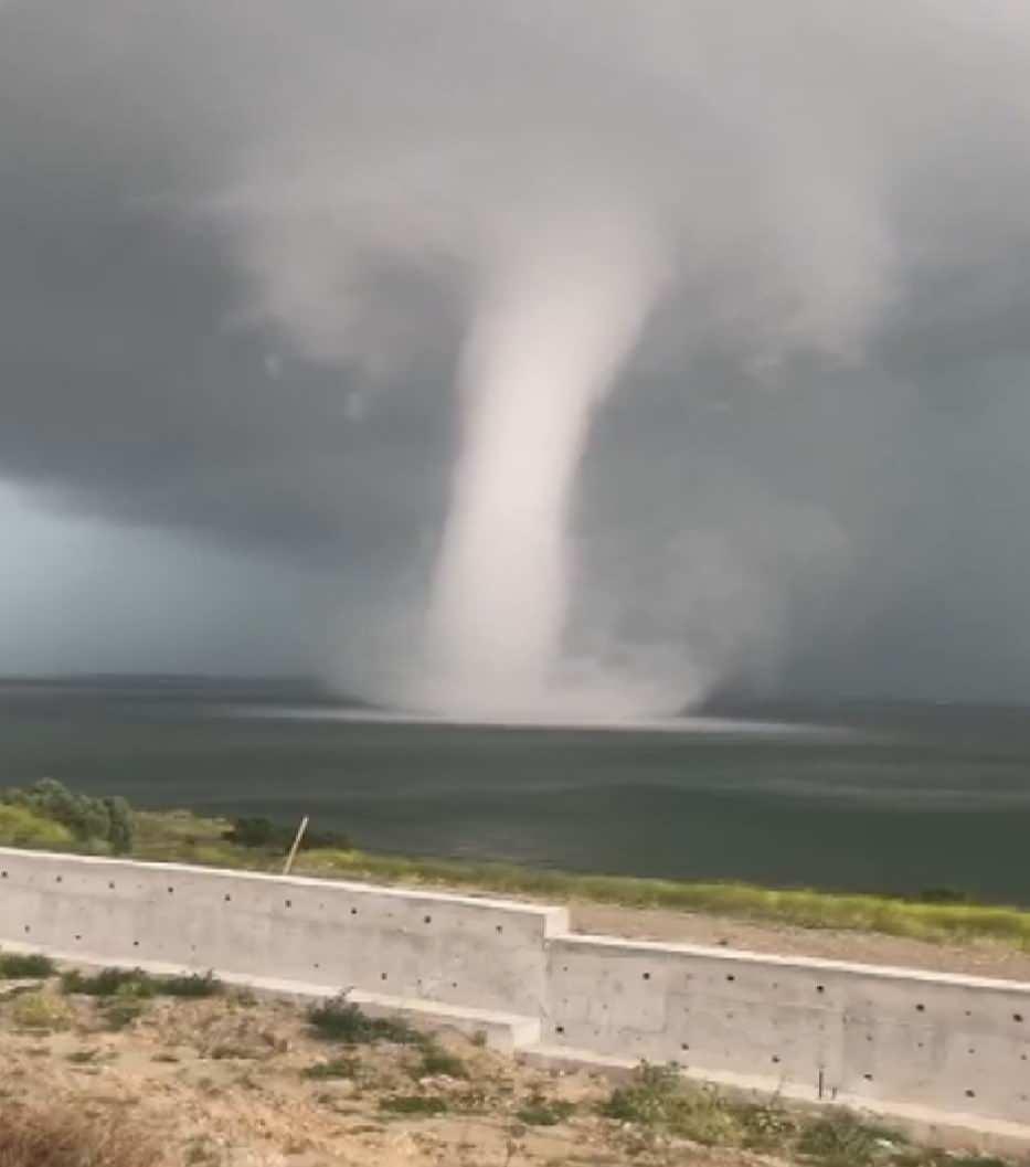 <p>Meteoroloji Genel Müdürlüğü'nün uyarılarının ardından İstanbul'da beklenen yağış başladı. Çatalca ve Hadımköy'de hortum oluştu. Hortumu gören ve cep telefonları ile kaydeden vatandaşlar korku dolu anlar yaşadı.</p>
