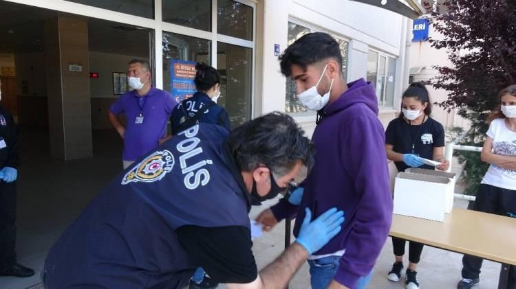 <p>Sınav salonuna girişte öğrenciler ilk olarak ellerini dezenfekte etti, daha sonra görevliler tarafından yedek maske dağıtıldı. YÖK tarafından belirlenen saatin sonunda öğrenciler içeriye alınmadı. </p>
