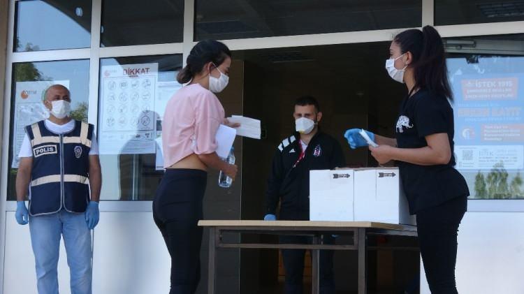 <p>Polis ekipleri, zaman zaman içeride sınav olduğunu hatırlatarak, dışarıdaki vatandaşlara daha sessiz olmaları konusunda uyarıda bulundu.</p>
