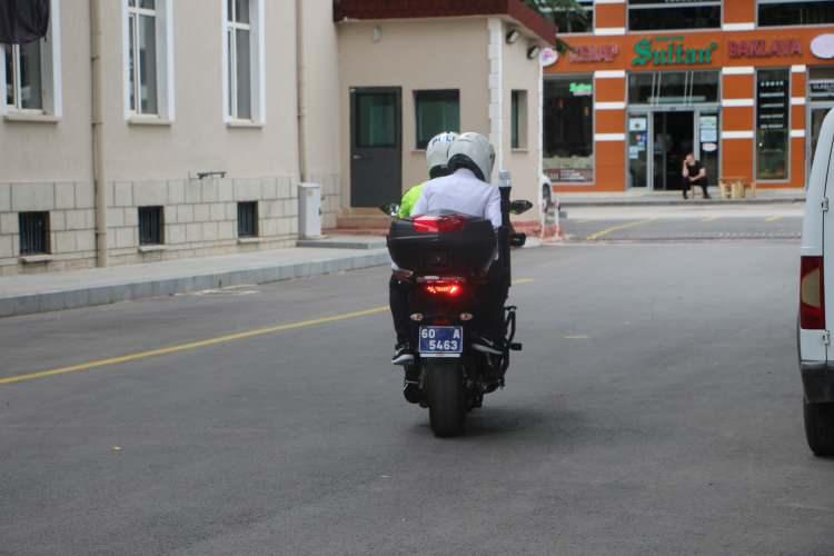 <p>​YKS'nin birinci oturumu TYT'ye girmek için sınav salonlarına gelen adaylar, sınava 1 saat kala güvenlik kontrolünden geçirilerek, salonlara alındı. Güvenlik kontrolü sırasında plastik su şişelerindeki etiketler alındı, adaylar üzerindeki metal toka, yüzük, kolye ve kemerler de çıkartıldı.</p>

<p> </p>
