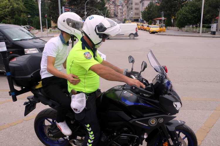 <p>Kimliklerini evde unutan, şehir içi halk otobüslerinin kısıtlama kapsamında seferlerin olmaması nedeniyle durakta bekleyen adayların yardımına ise polis ekipleri yetişti. Adaylar, evlerine götürülerek kimlik kartını aldıktan sonra yeniden sınav salonlarına getirildi.</p>

<p> </p>
