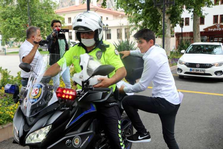 <p>Tokat İl Emniyet Müdürü Göksel Topaloğlu'nun talimatı doğrultusunda Tokat Valiliği İl Nüfus Müdürlüğü önünde de resmi araçlar ile polis ekipleri bekledi. Kimliklerini kaybeden ya da üzerinde fotoğraf olmayan 21 aday da İl Nüfus Müdürlüğü'nde geçici kimlik çıkardıktan sonra polis otosu ve motosikletli polis ekipleri tarafından sınavlara girecekleri okullara bırakıldı. Adaylar sınavda ter dökerken, yakınları da dışarıda başarıları için dua etti.</p>

<p> </p>
