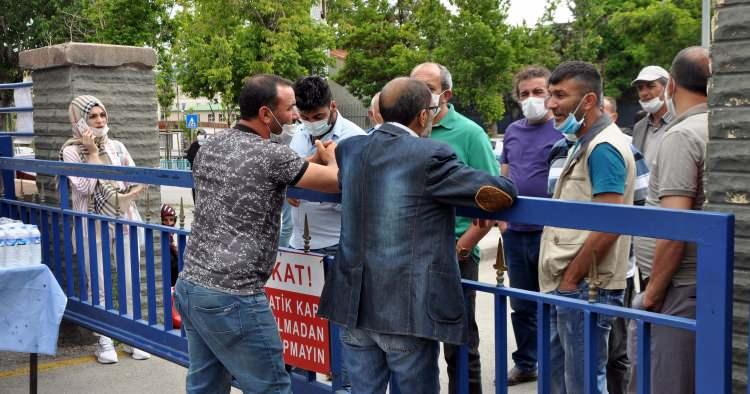 <p>Merkez Yakutiye ilçesindeki Erzurum Lisesi'nde sınava giren Nazlı Özden, saat 10.00'da kapılar kapandıktan 3 dakika sonra okula geldi. Bahçe kapısından içeriye alınmayan öğrenci, okulda görevli bir yakınından yardım istedi. Sınava alınmayınca panikleyen ve üzülen Özden, "Murat Ağabey beni içeriye almıyorlar? İkinci araya da mı giremiyorum? 10'a 15 dakika yola kala çıktım. Koşarak geldim yetişemedim. Yarınki sınava girebiliyor muyum?" diye konuştu.</p>

<p> </p>
