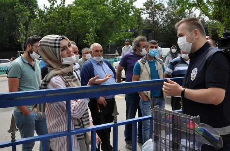 <p>Okul dışında çocuklarını bekleyen veliler de görevlilere genç kızın içeriye alınması için destek verdi. Emeklerinin heba olmamasını isteyen veliler Özden'i içeriye alınması için görevlilerle konuştu. Okul içerisindeki görevli polis, genç kızın yanına geldi. "Hiç şansım yok mu giremem mi? Kesin girmem lazım. Çok hazırlandım ben bu sınava" diyen Nazlı Özden'e polis memuru, "Yönetmelik kesin. Bunun kararını verecek olan ben değilim. Kararı alan ÖSYM kusura bakmayın yapacak bir şey yok" diye karşılık verdi.<br />
Genç kızın ve velilerin ikna çabası yeterli olmadı. Sınava alınmayan Özden, üzgün şekilde evinin yolunu tuttu.</p>
