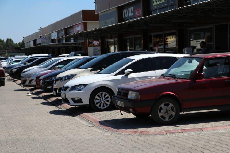 <p><strong>İkinci ele de bu yansıyor ve otomatik olarak fiyatlar yükseliyor. Bunun da bir süresi var. İnsanlar yatırım yapacak başka bir şey bulamıyor Konut son 3-4 yıldır kötü bir dönem geçirdi. O nedenle araba bu konuda daha aktif oluyor. Fiyatlarda düşme söz konusu olmaz. Bu şekilde giderse biraz daha artacak gibi gözüküyor''</strong><span style="color:rgb(51, 51, 51)"> ifadelerini kullandı.</span></p>