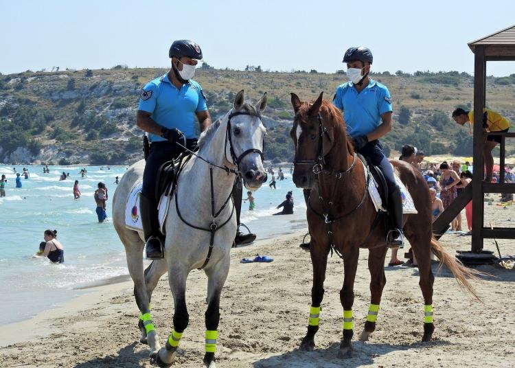 <p>Ali Aktürk: "Pırlanta Plajımızda, şemsiyeler arası 6'şar metre mesafe var"</p>

<p>Kültür ve Turizm Bakanlığına bağlı TURAŞ A.Ş. şirketi tarafından işletilen Pırlanta Plajı'nın Genel Müdürü Ali Aktürk, "Plajımızda bugün İçişleri Bakanlığımızın Atlı Jandarma Timi devriye görevine başladı. Atlı Jandarma Timimizi görünce hem gururumuz okşandı hem de plajdaki halkımız kendilerini güvende hissettiler. Pırlanta Plajımızda şemsiyeler arası 6'şar metre mesafe var. Hijyen ve sosyal mesafe kurallarına titizlikle uyuyor, misafirlerimizi de uyarıyoruz" şeklinde konuştu.</p>
