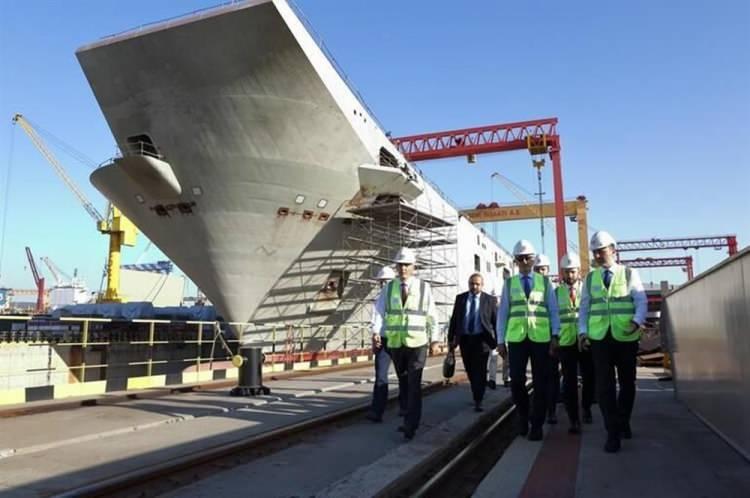 <p>Asgari bir tabur büyüklüğündeki kuvveti ana üs desteği gerektirmeksizin belirlenen yere intikal ettirebilecek TCG Anadolu gemisinin yapımına İstanbul Tuzla'daki Sedef Tersanesi'nde devam ediliyor.</p>
<p> </p>