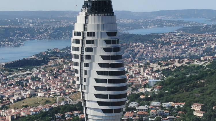 <p>Kulenin zirvesi deniz seviyesinden yaklaşık 576,5 metre yüksekliğe ulaşacak. Kule 4 katı yerin altında her biri 4,5 metre yüksekliğinde 53 kattan oluşacak. </p>