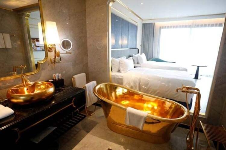 <p>Hoa Binh Group'a ait olan ve ABD merkezli Wyndham Hotels & Resorts tarafından işletilen otelde söz konusu odaların geceliği 250 dolardan başlıyor.</p>

<ul>
</ul>
