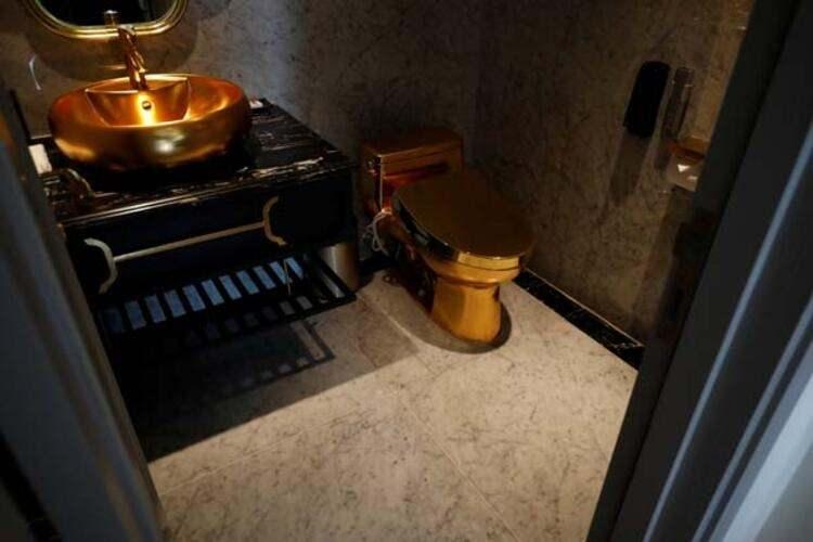 <p>Tarihi bir Sovyet binasında hizmet veren otelin diğer müşterileri altın kaplamalı oda tutmasa dahi buna benzer bir hizmetten yararlanabiliyor.</p>
<p>Çünkü otelin çatı katında bulunan havuzun fayansları da yine diğer odalarda olduğu gibi 24 ayar altınla kaplı.</p>