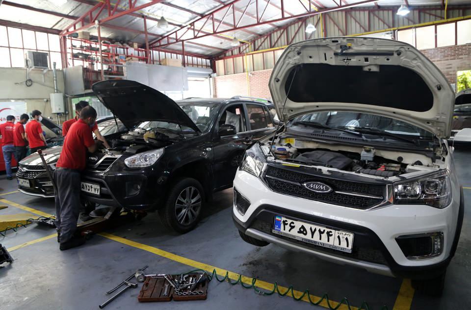 <p>İran'da ABD yaptırımları ve ardından ithalat yasakları ile tırmanan otomotiv sektöründeki kriz derinleşerek devam ederken yerli üreticiler araçlarını kurayla satmaya başladı. </p>