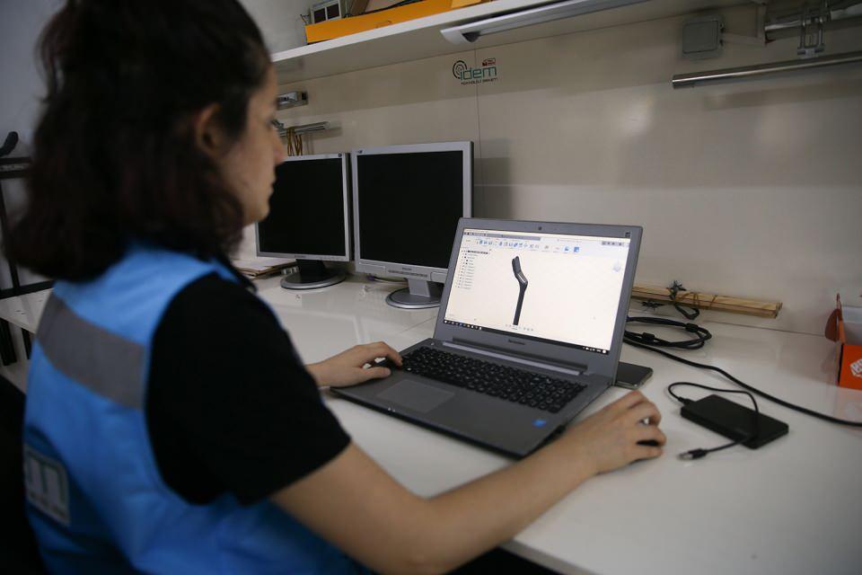 <p>"Cihazımız toprak haricindeki tüm madde ve materyallerin tespitinde kullanılabiliyor. Altyapı ve hat tespitinde ön plana çıkan Toruk, derinlik ve uzunluk hakkında bilgi veriyor. Madencilikte maden damar yapılarının tespitinde, arkeolojide tarihi eserlerin kırılmadan, incitilmeden ortaya çıkarılmasında kullanılabiliyor. İnşaatlarda hafriyat alanlarının fizibilitesinin yapılması ve kazılacak alanlarda sürprizlerin önüne geçilmesinde yararlanılabiliyor."</p>
<p> </p>