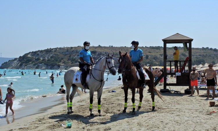 <p>Tim tatilcilerin ilgisiyle karşılandı</p>
<p>Çeşme'de devriye görevine başlayan Atlı Jandarma Timi, Pırlanta Plajı'ndaki tatilcilerin büyük ilgisi ile karşılaştı. Plajda güneşlenen çok sayıdaki tatilci Atlı Jandarma Timi'ni cep telefonları ile kaydetti. Tatilcilerden Ahmet Alkan, Atlı Jandarma Timi'nin güvenlik açısından önemli olduğuna dikkat çekerek, görsel olarak da güzel bulduğunu söyledi. Tatil için Çeşme'ye gelen Taylan Göylüsün de, Atla Jandarma Timi'ni izlemenin çok keyifli olduğunu belirterek, "Atlarla sahilde olmak süperdi" diye konuştu. </p>